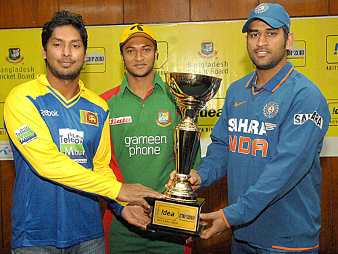 Kumar Sangakkara, Shakib Al Hasan and MS Dhoni unveil the series trophy, Mirpur, January 3, 2010
