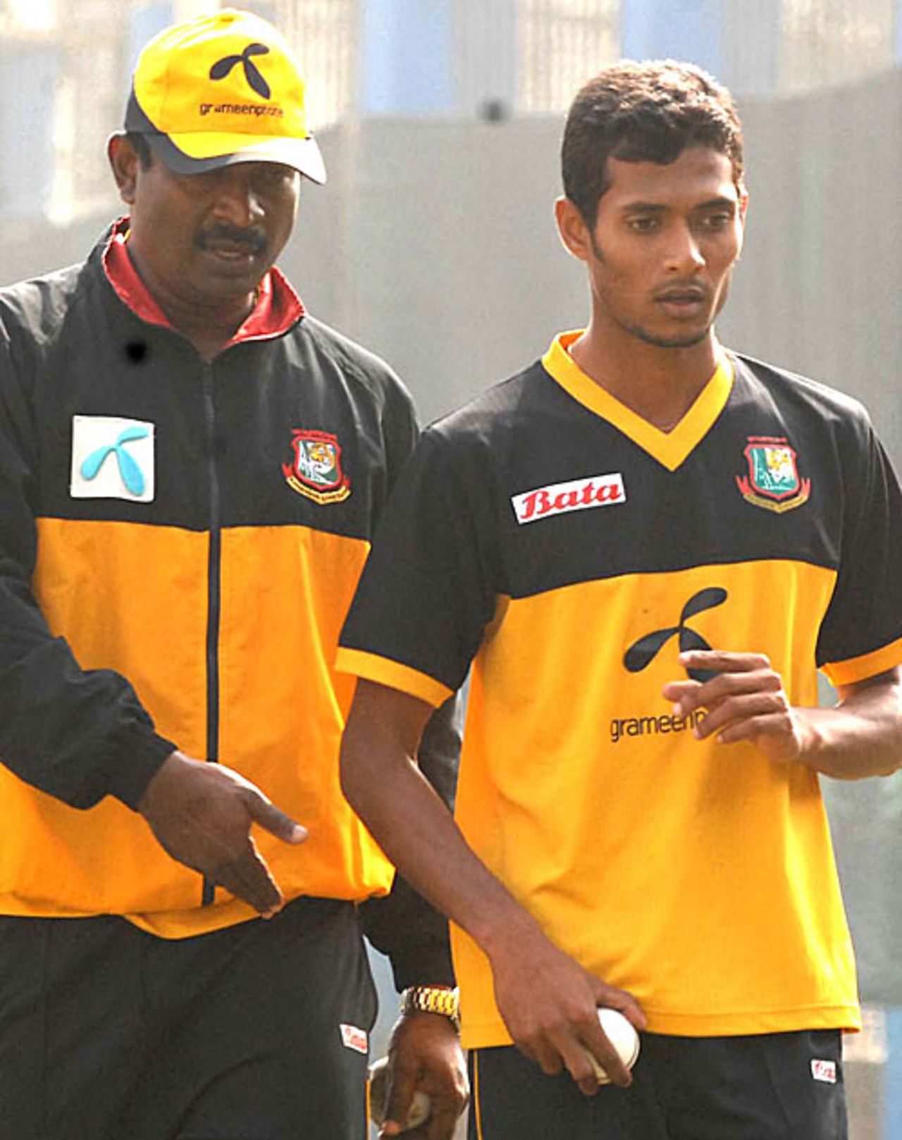 Shafiul Islam gets tips from bowling coach Champaka Ramanayake, Mirpur, January 3, 2010
