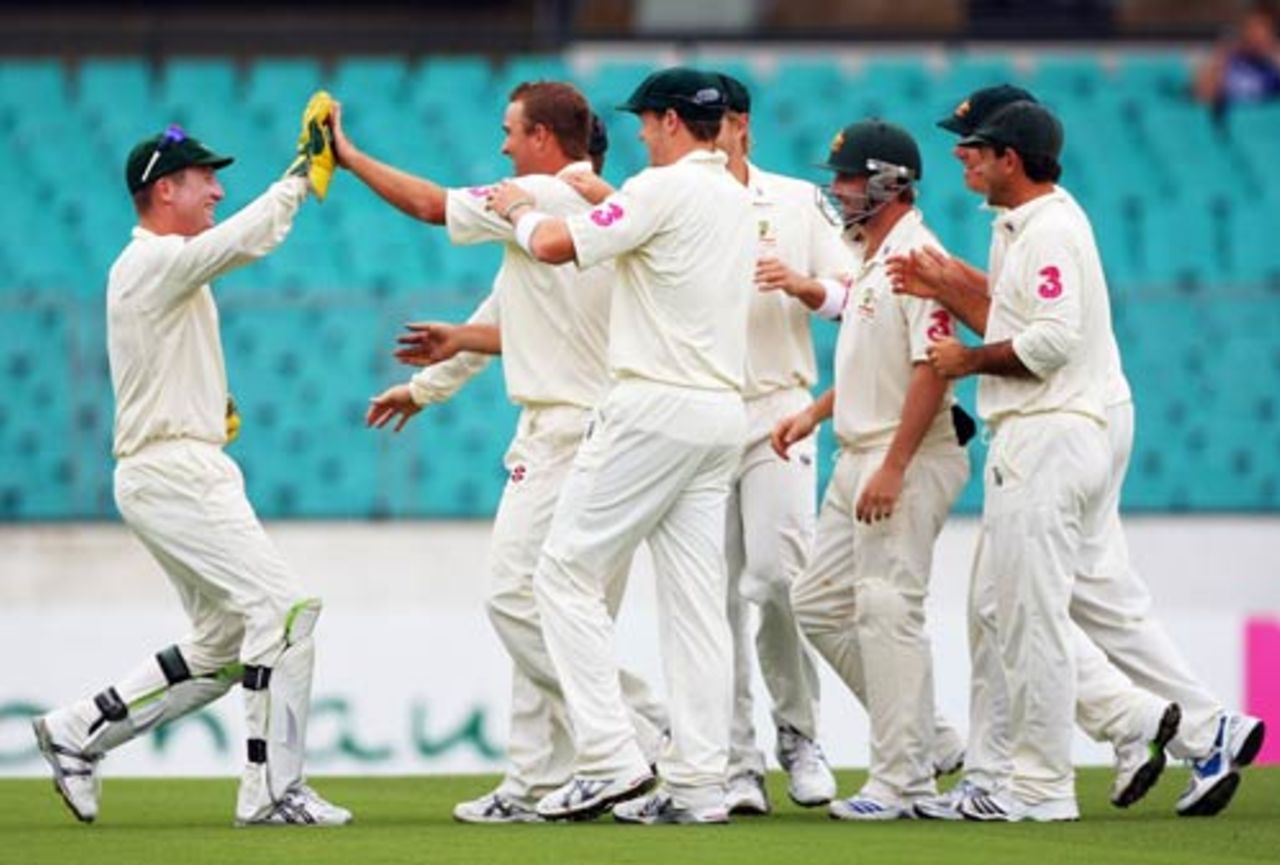 Nathan Hauritz celebrates the wicket of Imran Farhat, Australia v Pakistan, 2nd Test, Sydney, 2nd day, January 4, 2010