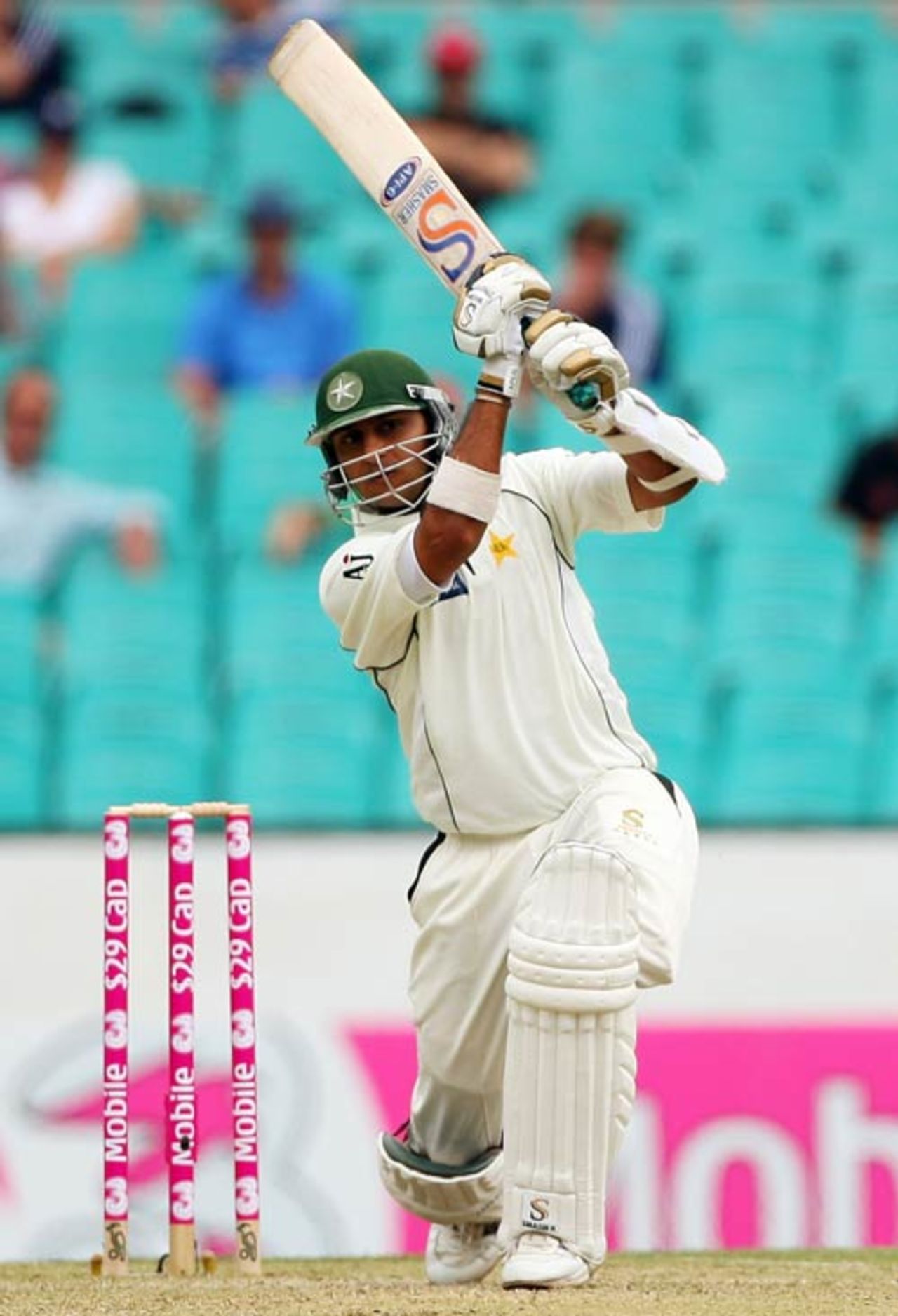 Faisal Iqbal drives straight down the ground, Australia v Pakistan, 2nd Test, Sydney, 2nd day, January 4, 2010