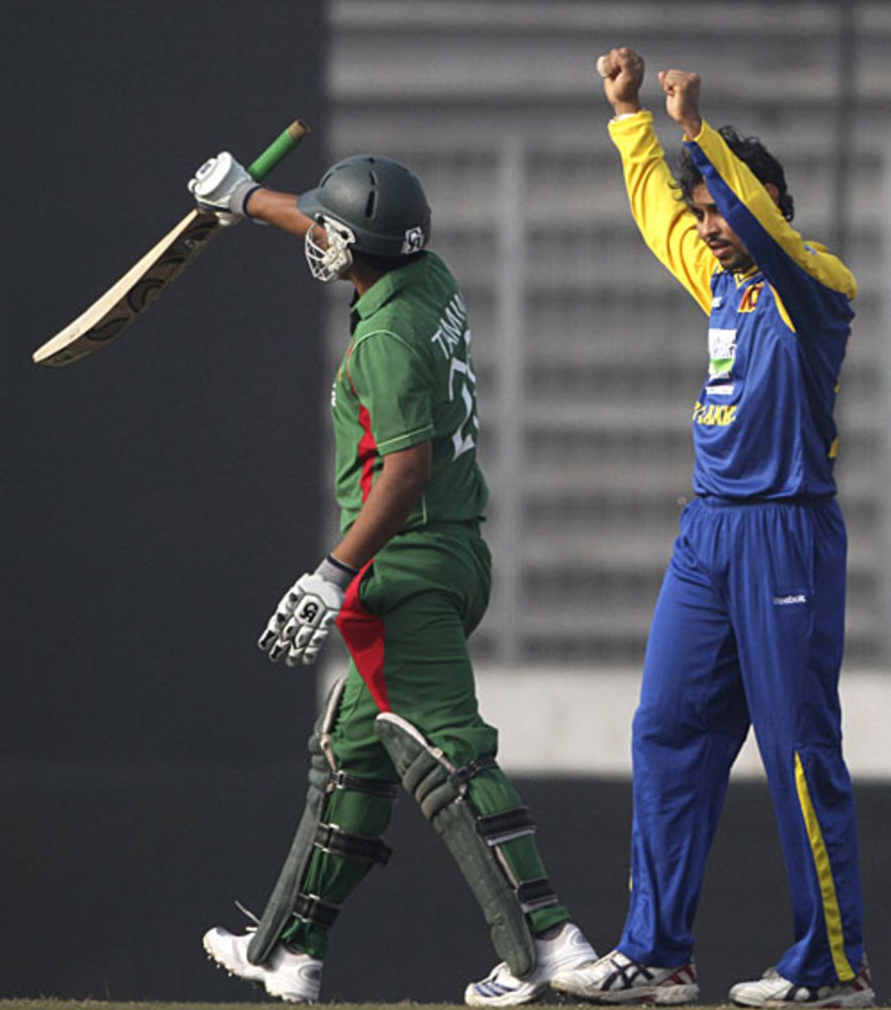 Tillakaratne Dilshan celebrates the dismissal of Tamim Iqbal, Bangladesh v Sri Lanka, tri-nation tournament, 1st match, Mirpur, January 4, 2010