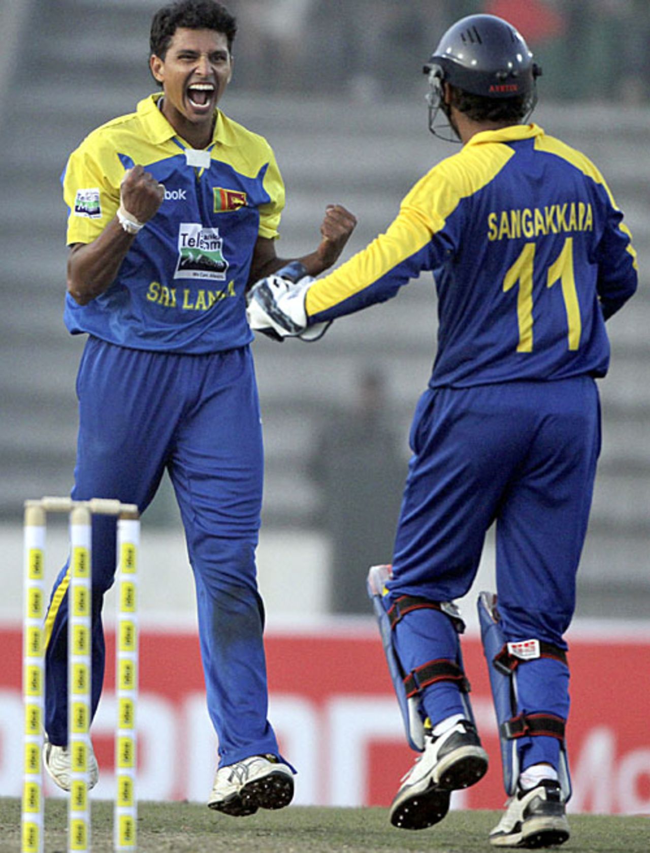 Suraj Randiv celebrates the dismissal of Mushfiqur Rahim with Kumar Sangakkara, Bangladesh v Sri Lanka, tri-nation tournament, 1st match, Mirpur, January 4, 2010