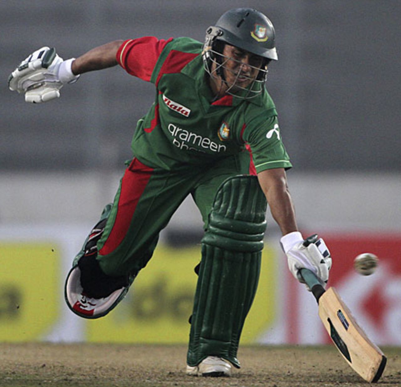 Mohammad Ashraful completes a tight run, Bangladesh v Sri Lanka, tri-nation tournament, 1st match, Mirpur, January 4, 2010