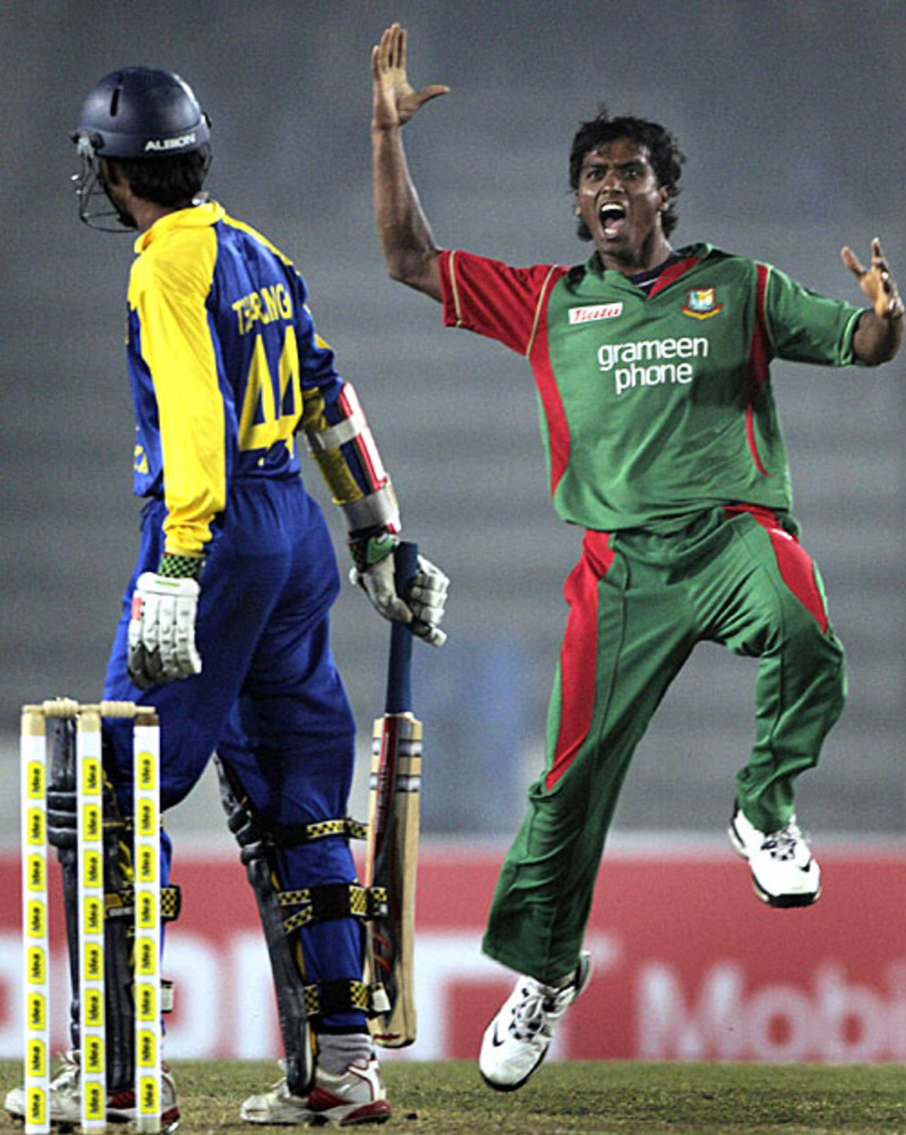 Rubel Hossain exults after dismissing Upul Tharanga, Bangladesh v Sri Lanka, tri-nation tournament, 1st match, Mirpur, January 4, 2010