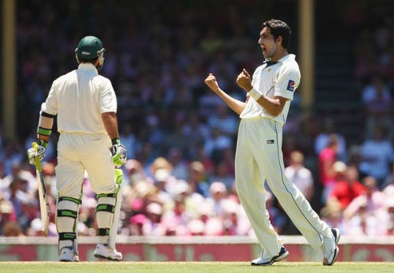 Umar Gul celebrates the wicket of Ricky Ponting, Australia v Pakistan, 2nd Test, Sydney, 3rd day, January 5, 2010