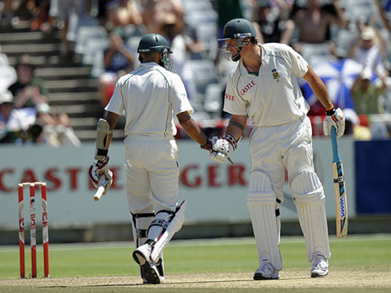 Graeme Smith and Hashim Amla batted through the afternoon session at Newlands to push South Africa into a dominant position, South Africa v England, 3rd Test, Cape Town, January 5, 2010