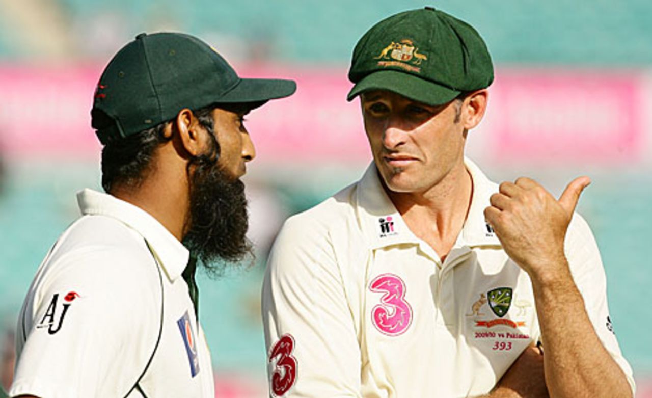 Mohammad Yousuf shares a thought with Michael Hussey after the match, Australia v Pakistan, 2nd Test, Sydney, 4th day, January 6, 2010