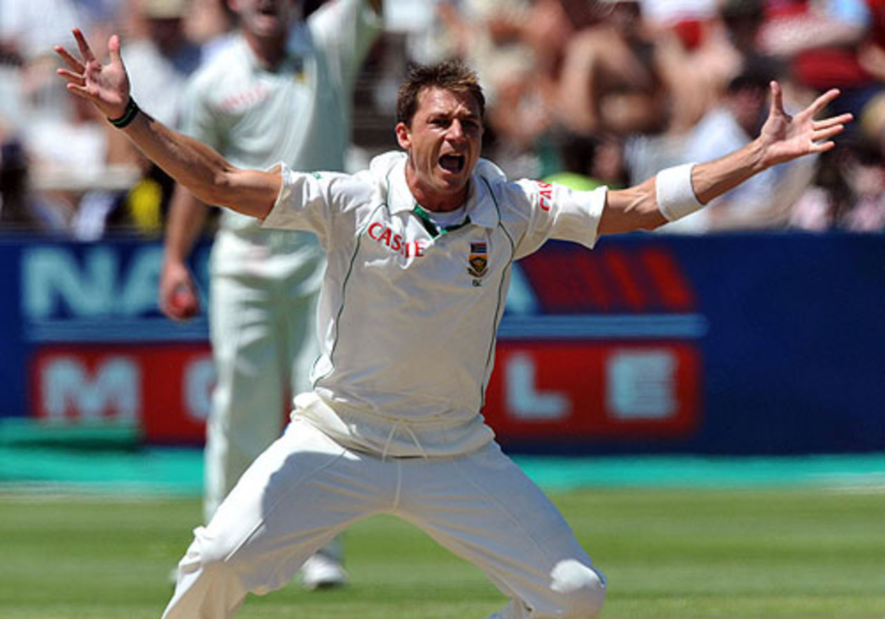 Dale Steyn appeals unsuccessfully for the wicket of Andrew Strauss, South Africa v England, 3rd Test, Cape Town, January 6, 2010