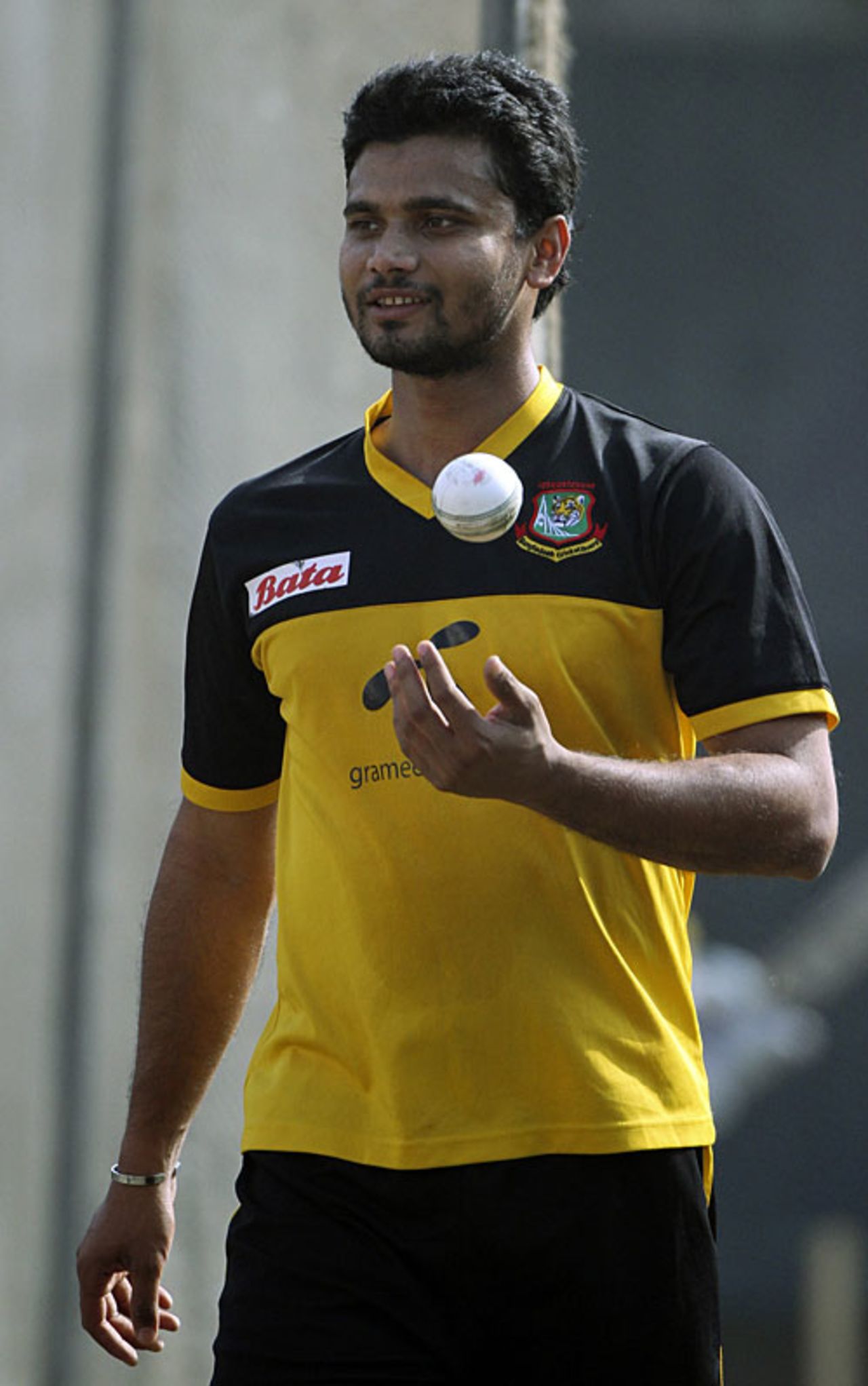 Mashrafe Mortaza readies to have a bowl at the nets, Dhaka, January 6, 2010