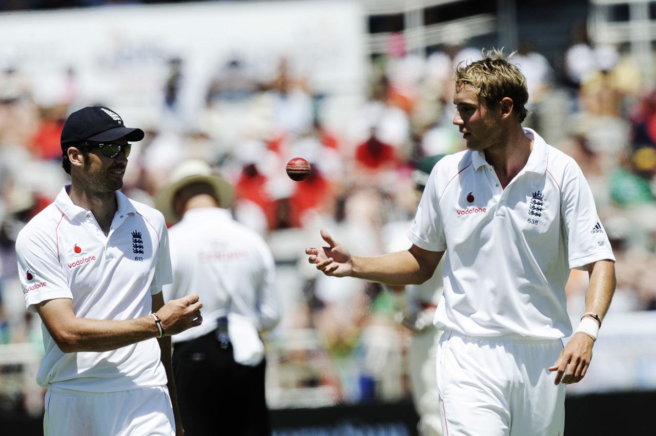 James Anderson lobs the ball towards Stuart Broad, South Africa v England, 3rd Test, Cape Town, January 6, 2010 