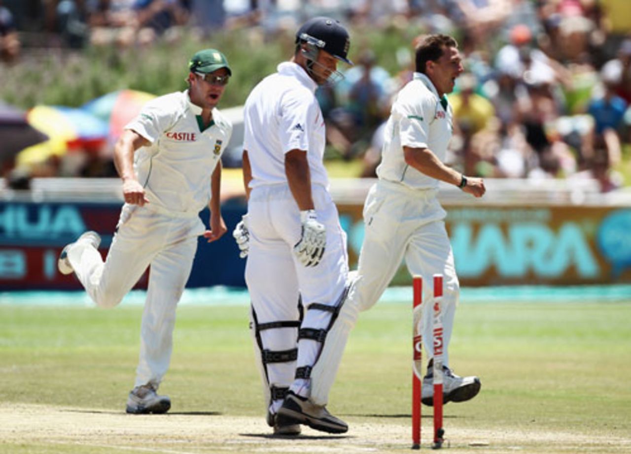 Dale Steyn uprooted Jonathan Trott's offstump before lunch at Newlands, South Africa v England, 3rd Test, Cape Town, January 7, 2010