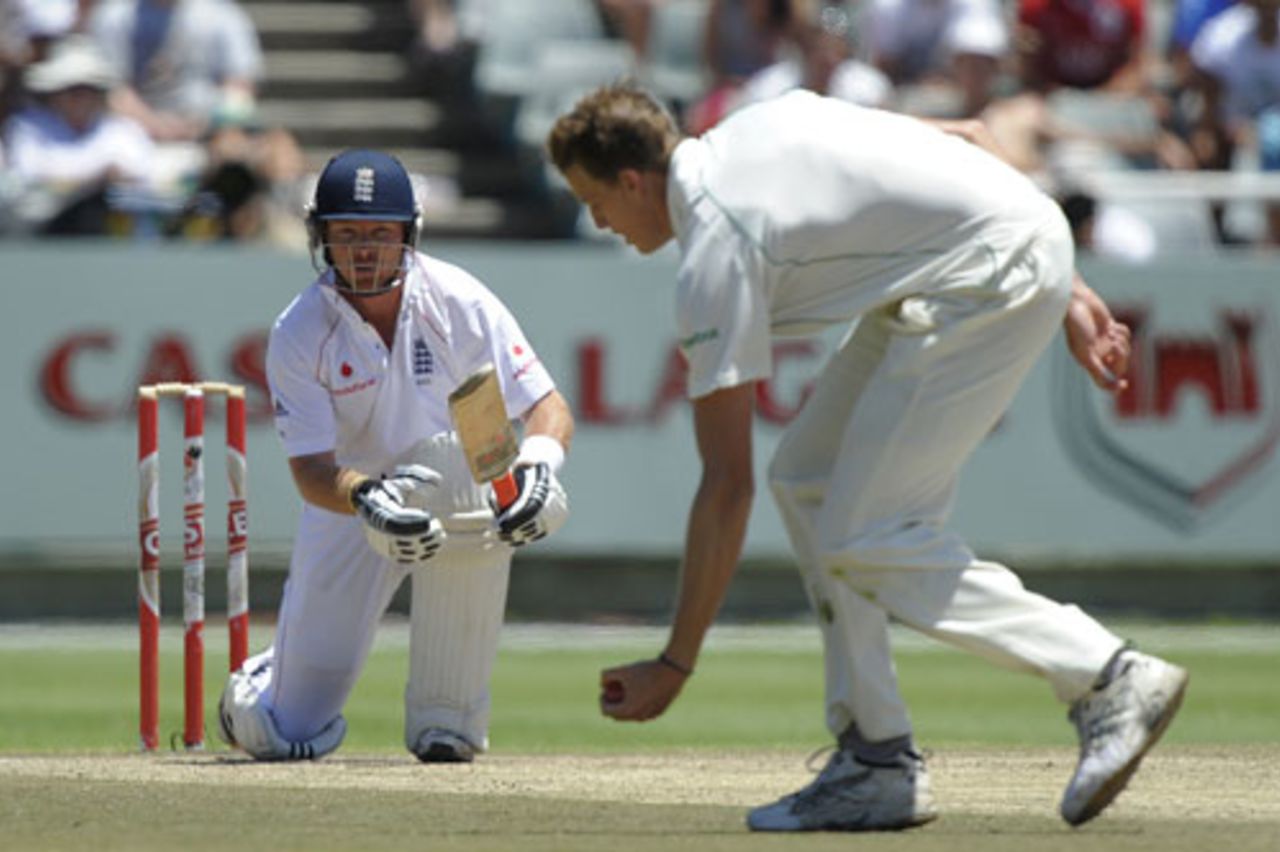 Ian Bell defends Morne Morkel watchfully, England v South Africa, 3rd Test, Cape Town, 7 January, 2010