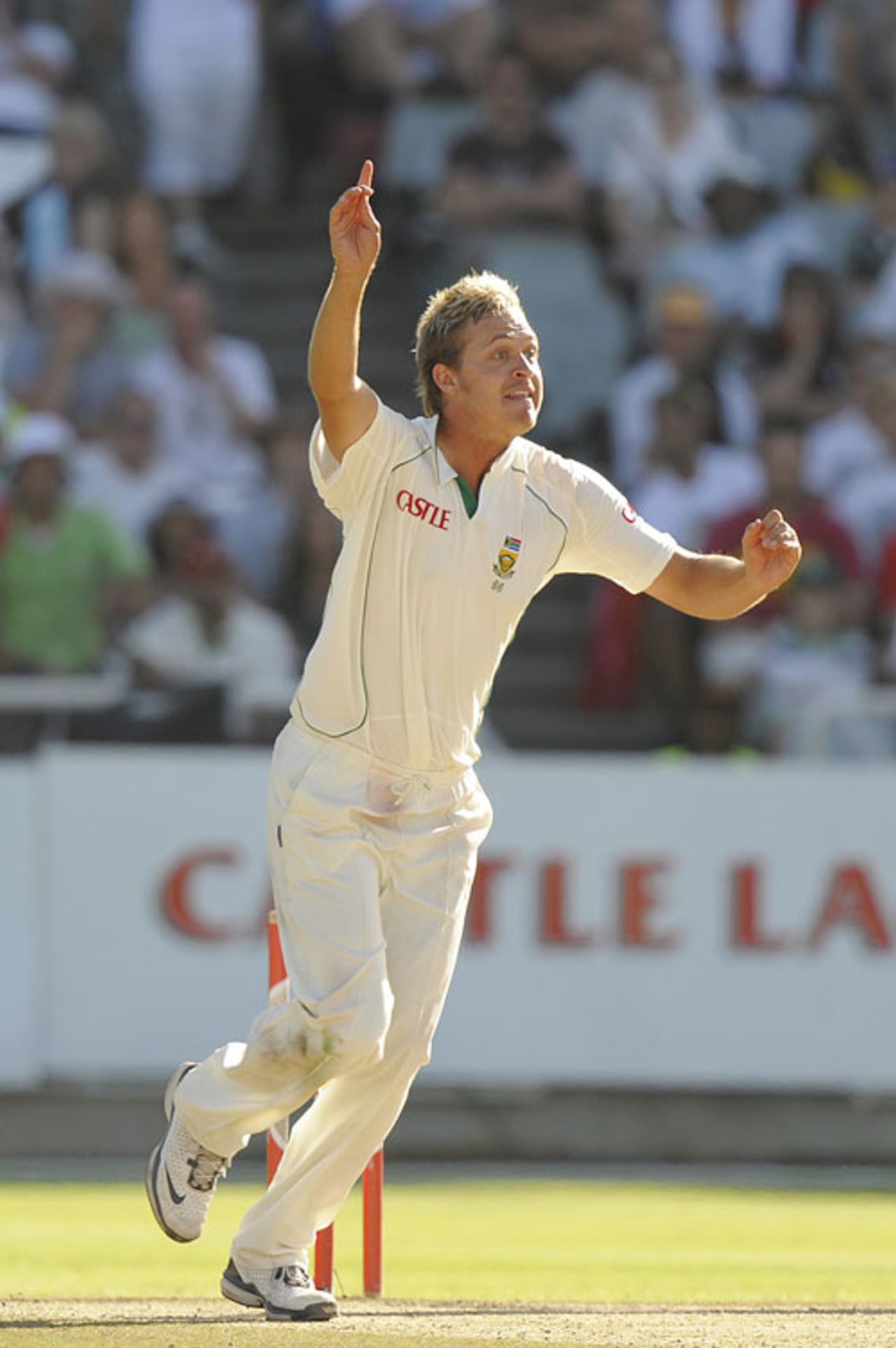 Paul Harris appeals for Stuart Broad's wicket, England v South Africa, 3rd Test, Cape Town, 7 January, 2010
