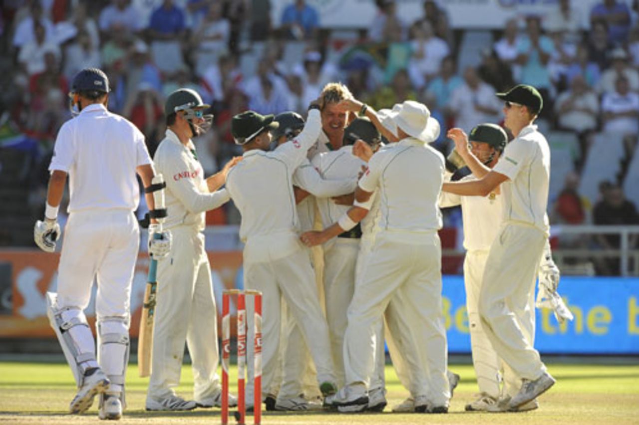 Paul Harris is mobbed by his team-mates after snapping up Stuart Broad, England v South Africa, 3rd Test, Cape Town, 7 January, 2010