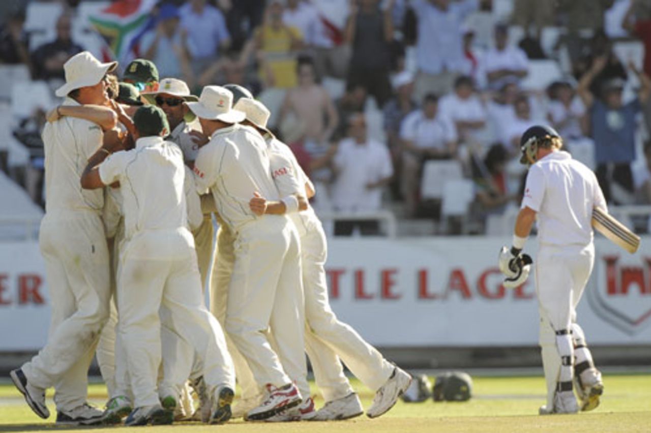 South Africa celebrate Ian Bell's eventual demise, England v South Africa, 3rd Test, Cape Town, January 7, 2010