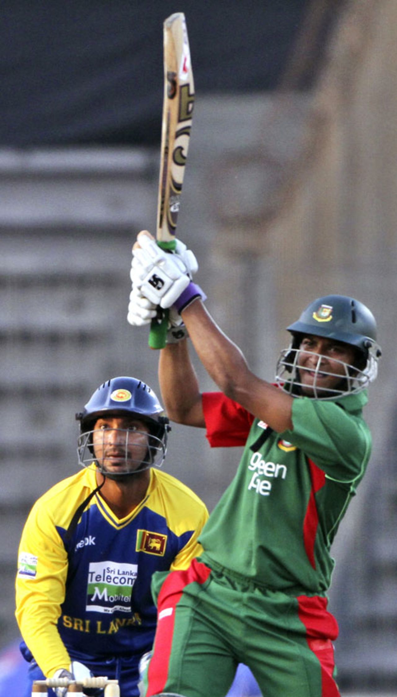 Shakib Al Hasan goes over the top, Bangladesh v Sri Lanka, Tri-series, 4th ODI, Mirpur, January 8, 2010