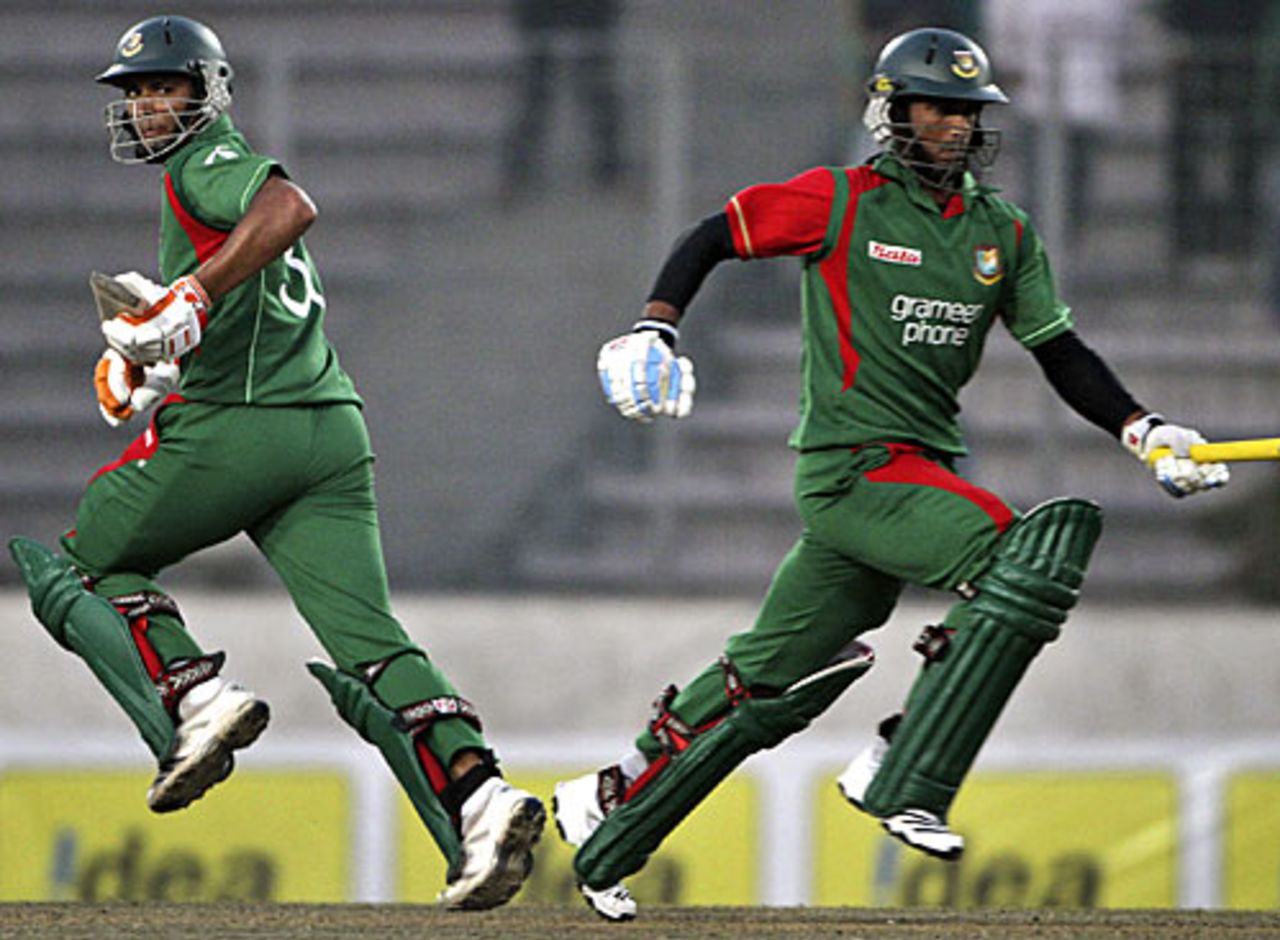 Mahmudullah and Naeem Islam run hard, Bangladesh v India, Tri-series, 6th ODI, Mirpur, January 11, 2010