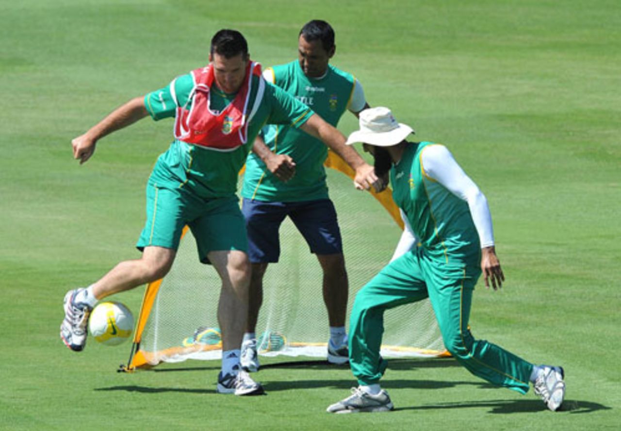 Graeme Smith, Hashim Amla and Vincent Barnes in training ahead of the final Test at the Wanderers, England tour of South Africa, 11 January, 2010