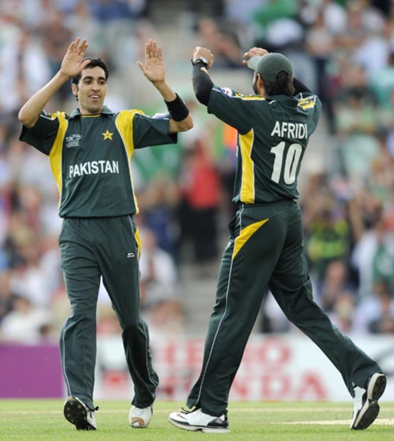 Umar Gul and Shahid Afridi celebrate a wicket, Ireland v Pakistan, ICC World Twenty20 Super Eights, The Oval, June 15, 2009
