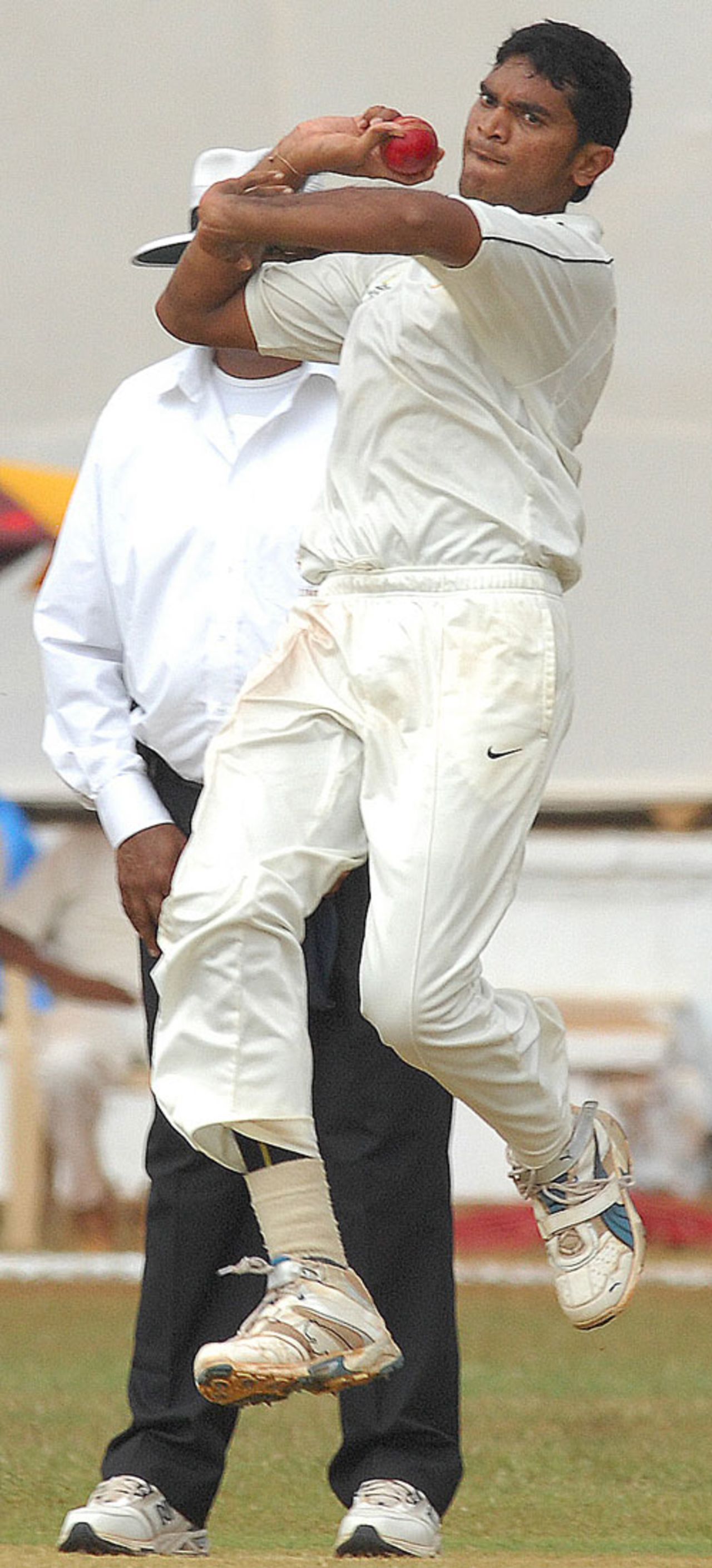Aavishakar Salvi steams in, Karnataka v Mumbai, Ranji Trophy final, Mysore, 2nd day, January 12, 2010