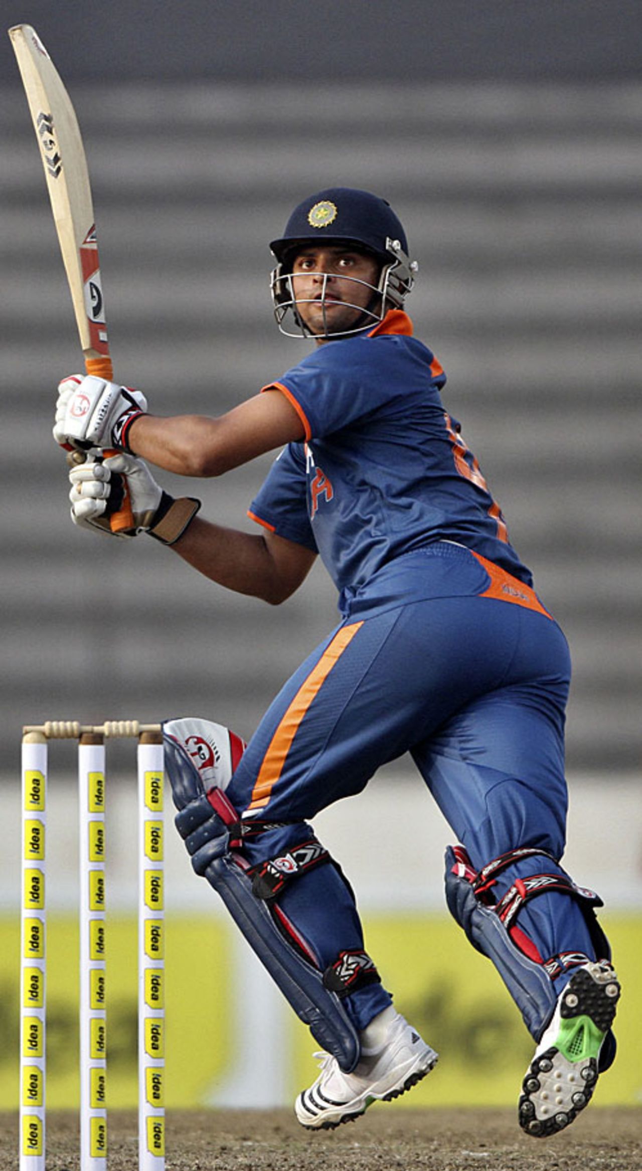 Suresh Raina looks to break free, India v Sri Lanka, Tri-series final, Mirpur, January 13, 2010