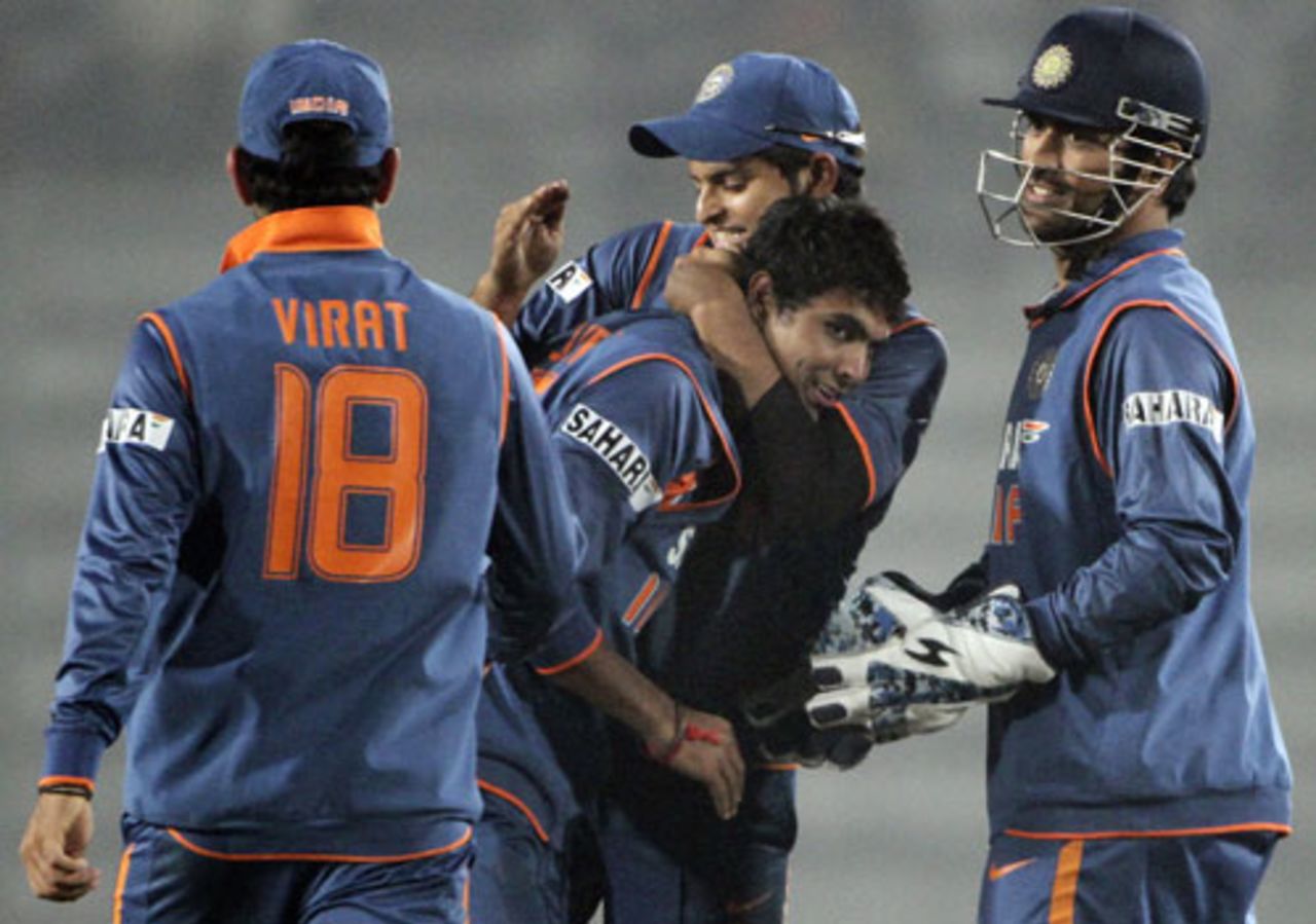The Indian team celebrates the dismissal of Thilan Samaraweera, India v Sri Lanka, Tri-series final, Mirpur, January 13, 2010