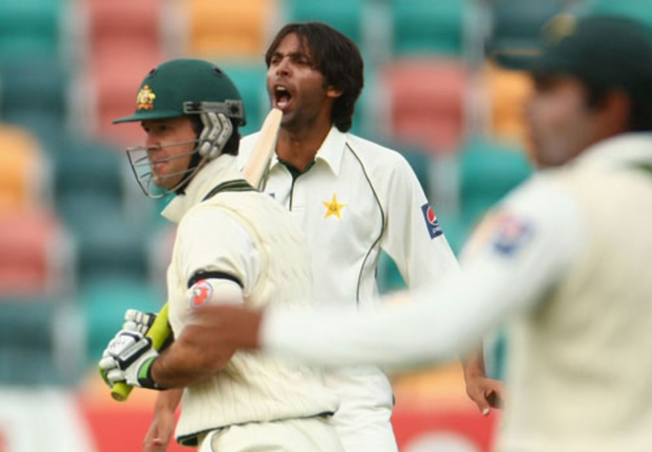 Ricky Ponting is about to get a life on 0 off Mohammad Asif, 3rd Test, Australia v Pakistan, 1st day, Hobart, January 14, 2010