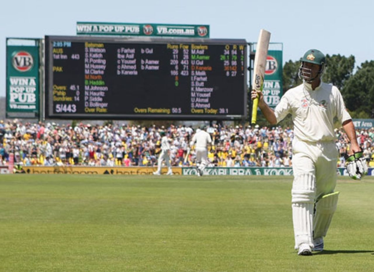 Ricky Ponting walks off his home ground with 209, 3rd Test, Australia v Pakistan, 2nd day, Hobart, January 15, 2010