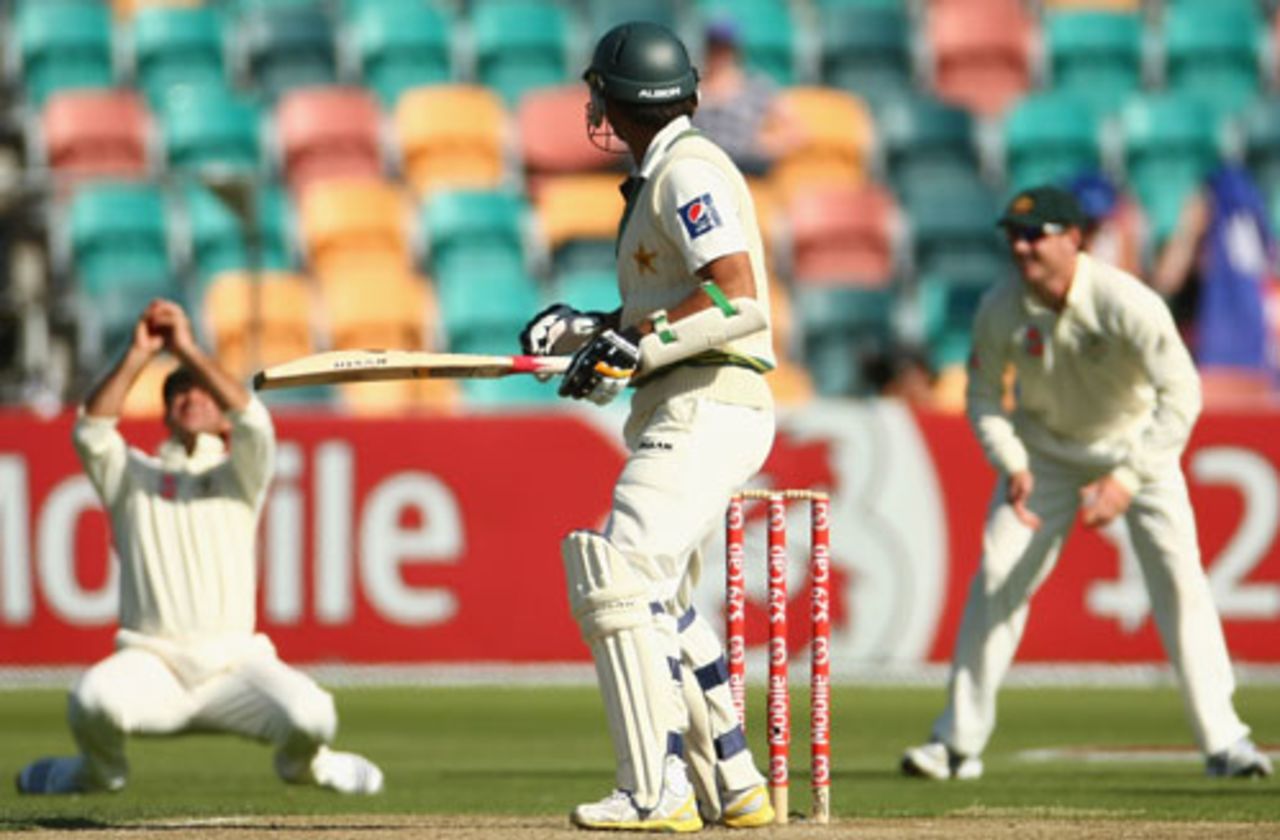 Ricky Ponting followed his double-century with a sharp catch to remove Khurram Mansoor, 3rd Test, Australia v Pakistan, 2nd day, Hobart, January 15, 2010