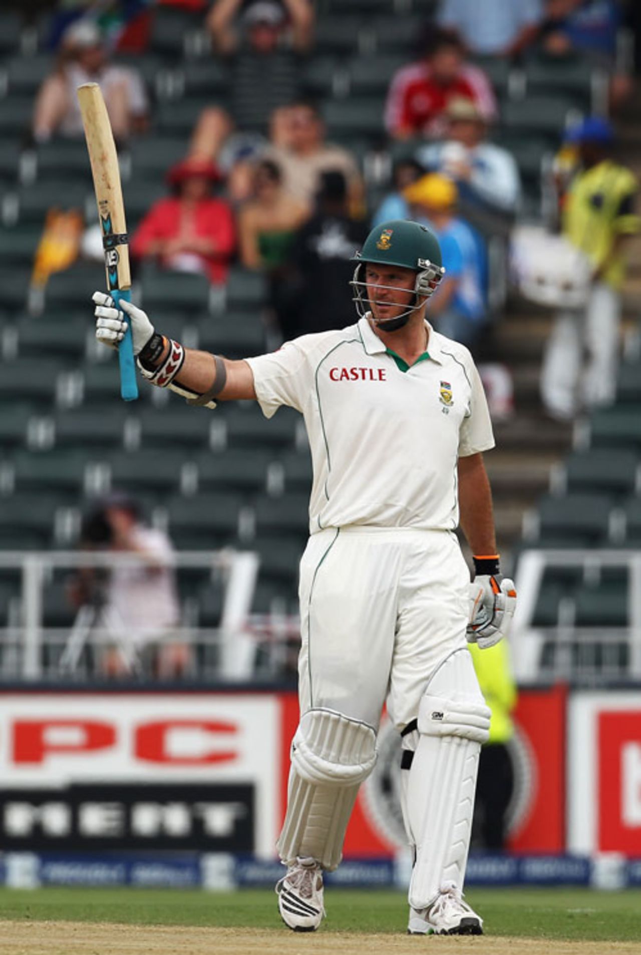 Graeme Smith acknowledges applause after reaching his half century on the second day at the Wanderers, South Africa v England, 4th Test, Johannesburg, 15 January, 2010