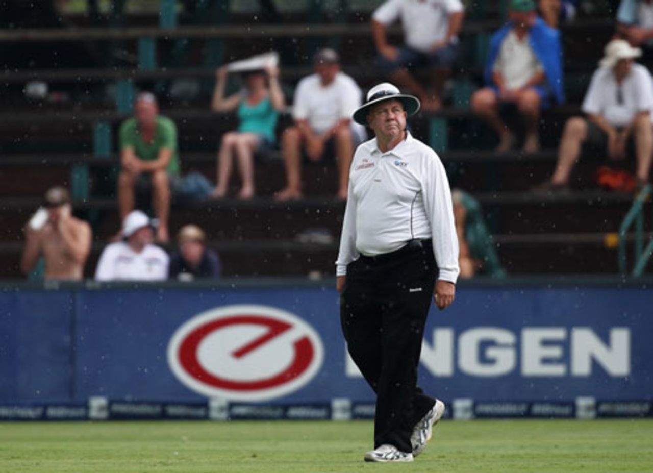Umpire Steve Davis trudges mournfully through the drizzle on the second afternoon at the Wanderers, South Africa v England, 4th Test, Johannesburg, 15 January, 2010
