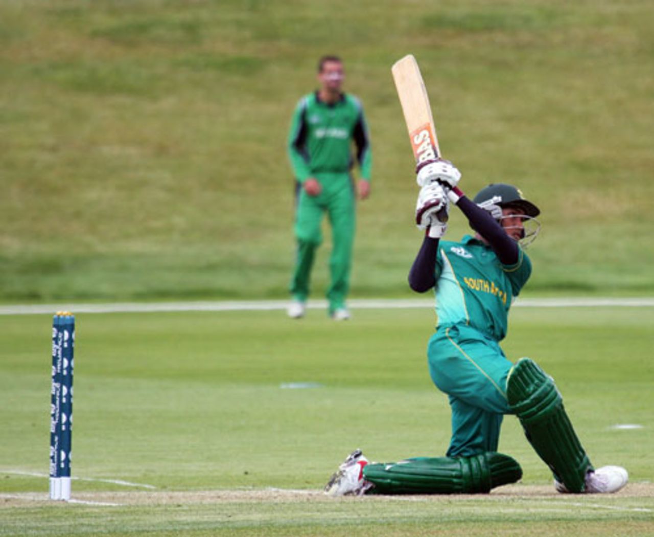 Dominic Hendricks hits out during his 47, Ireland Under-19s v South Africa Under-19s, 3rd Match, Group B, ICC Under-19 World Cup, Queenstown, January 15, 2010
