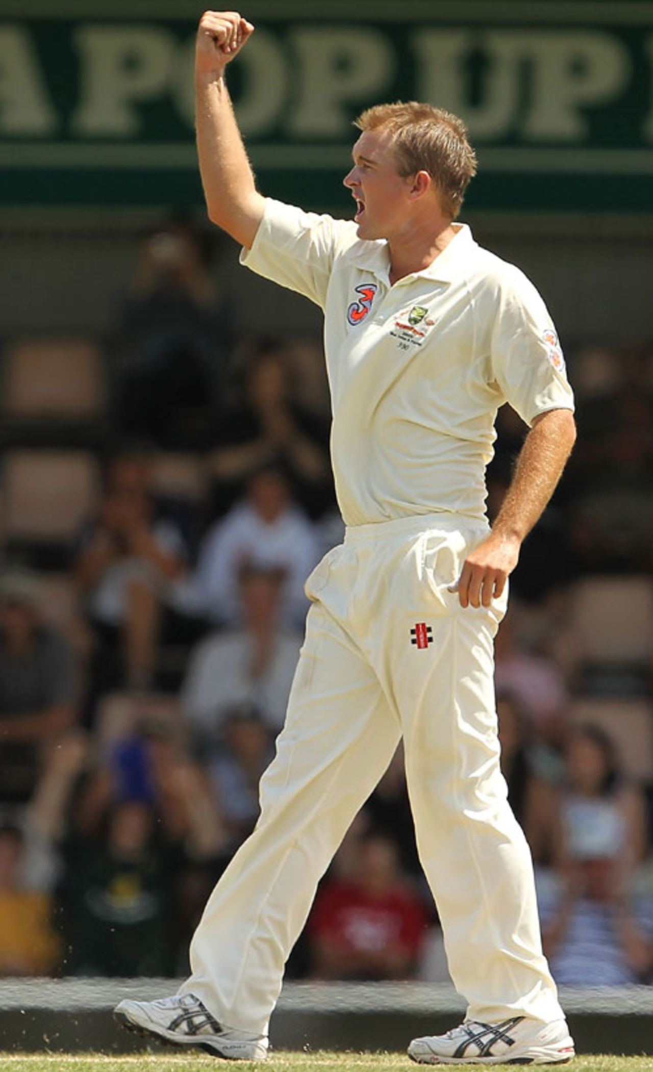 Nathan Hauritz is pumped to remove Shoaib Malik, 3rd Test, Australia v Pakistan, 3rd day, Hobart, January 16, 2010