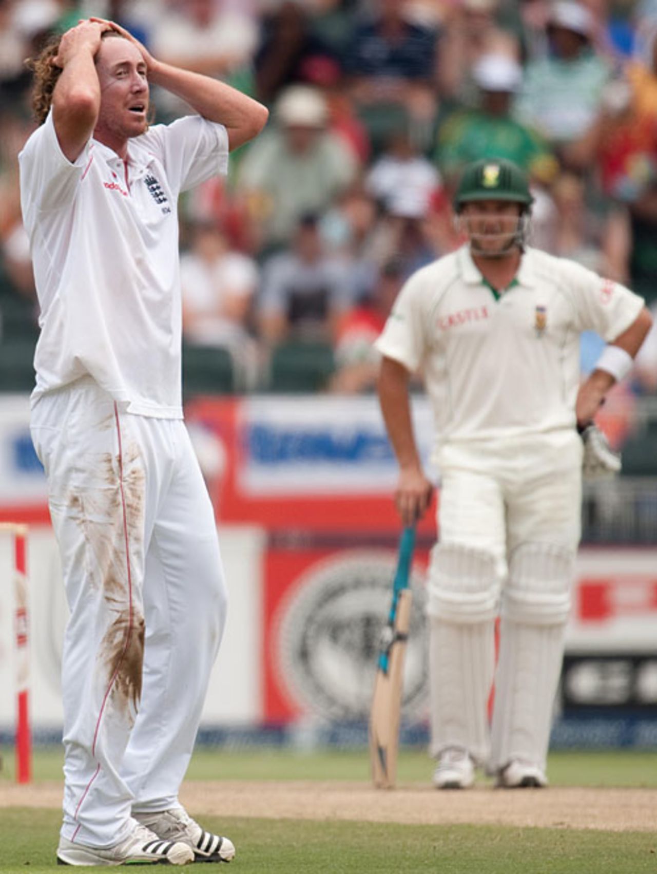 Ryan Sidebottom should have had AB De Villiers caught behind off an inside edge but the appeal was turned down, 4th Test, South Africa v England, Johannesburg, 16 January, 2010