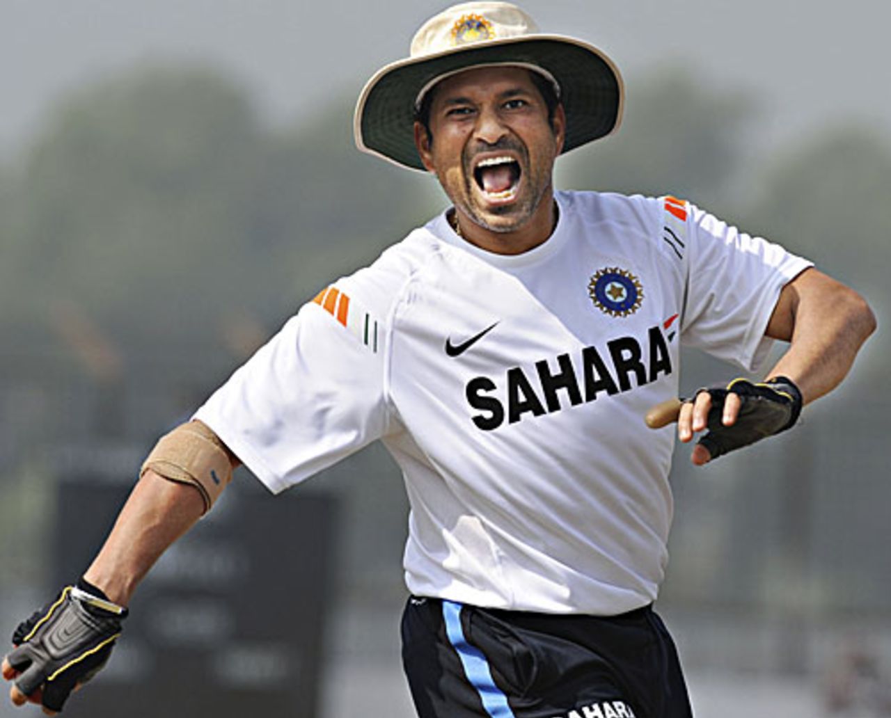 Sachin Tendulkar lets out a strange expression during practice, Chittagong, January 16, 2010