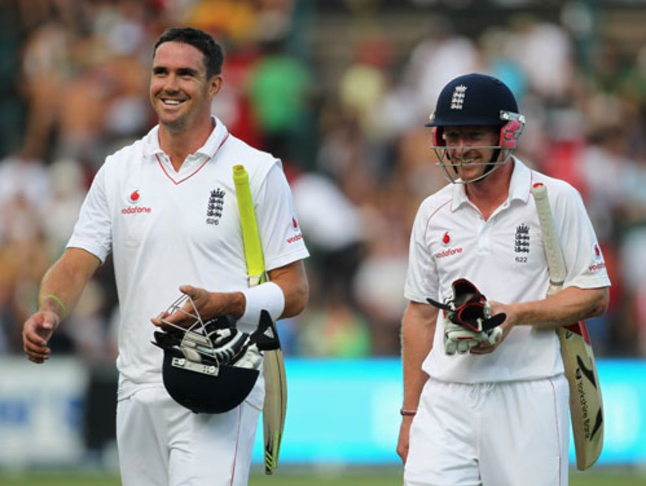 Kevin Pietersen and Paul Collingwood were quite happy to accept the umpires' offer for bad light, 4th Test, South Africa v England, Johannesburg, 16 January, 2010 
