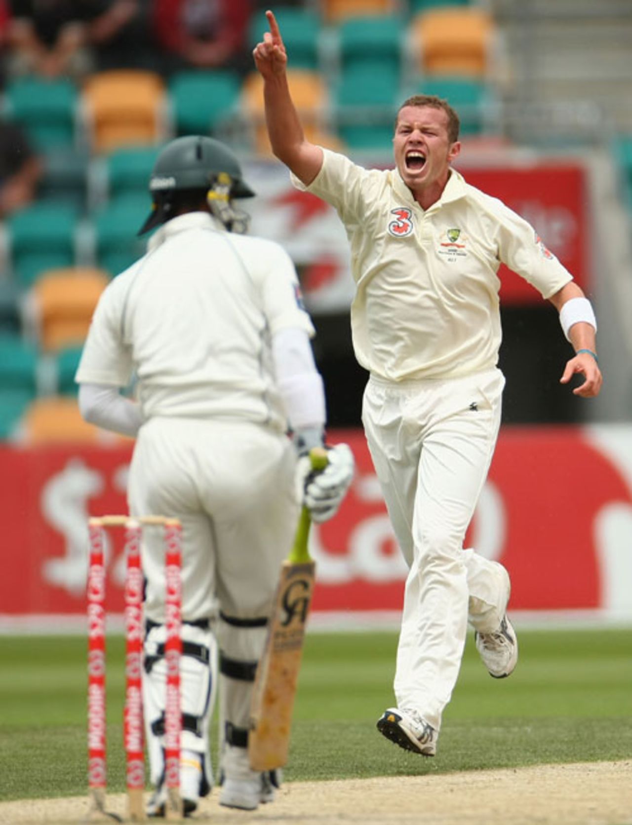 Peter Siddle appeals successfully for Imran Farhat's edge, 3rd Test, Australia v Pakistan, 4th day, Hobart, January 17, 2010