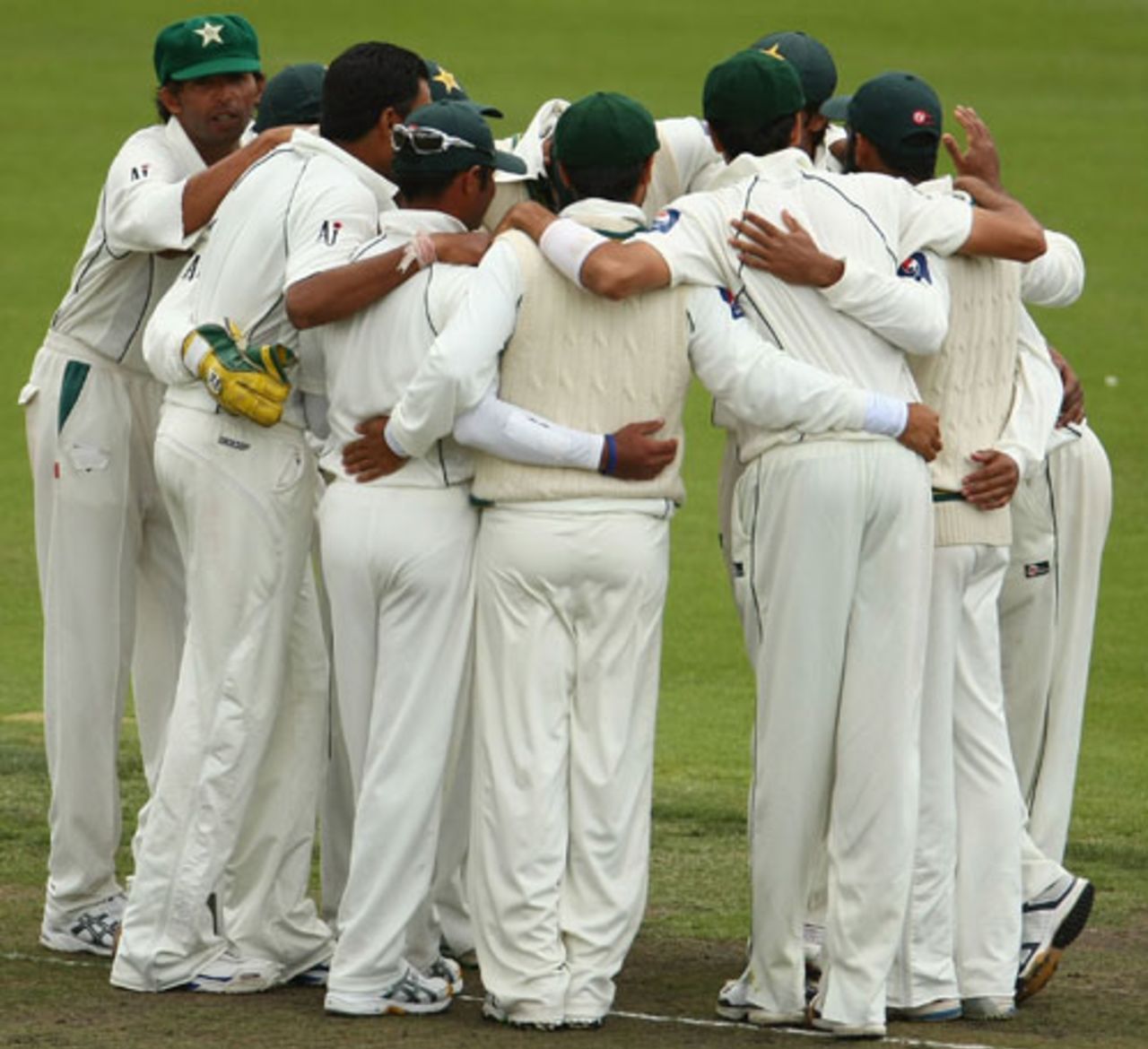 The Pakistan huddle is tight after Brad Haddin's wicket, 3rd Test, Australia v Pakistan, 4th day, Hobart, January 17, 2010