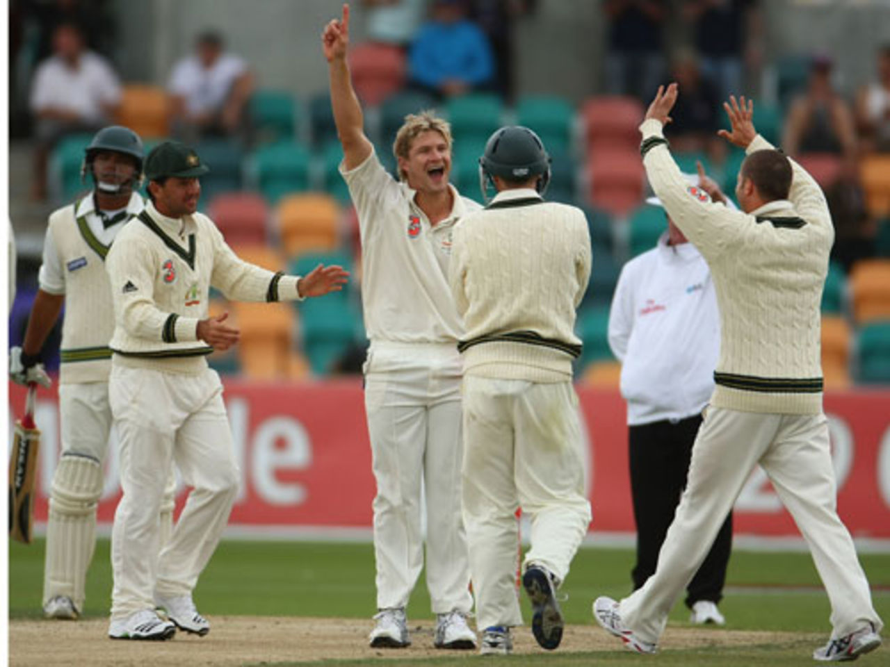 Shane Watson gets his second wicket after trapping Umar Akmal lbw, 3rd Test, Australia v Pakistan, 4th day, Hobart, January 17, 2010