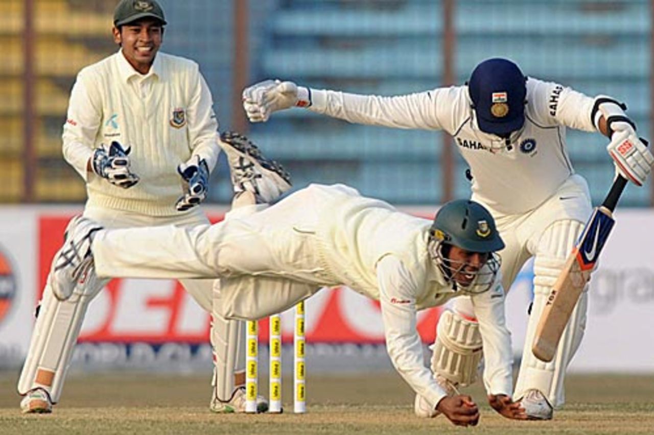 Raqibul Hasan dives to snap Zaheer Khan, Bangladesh v India, 1st Test, Chittagong, 1st day, January 17, 2010