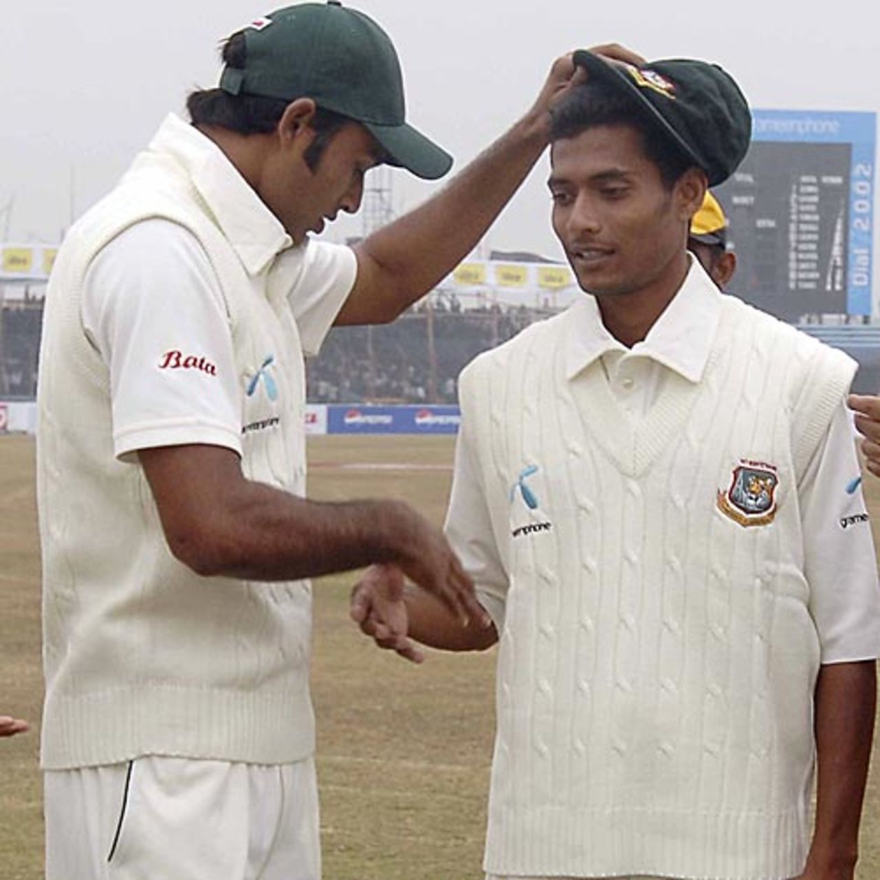 Shafiul Islam is awarded his Test cap by Shahadat Hossain, Bangladesh v India, 1st Test, Chittagong, 1st day, January 17, 2010