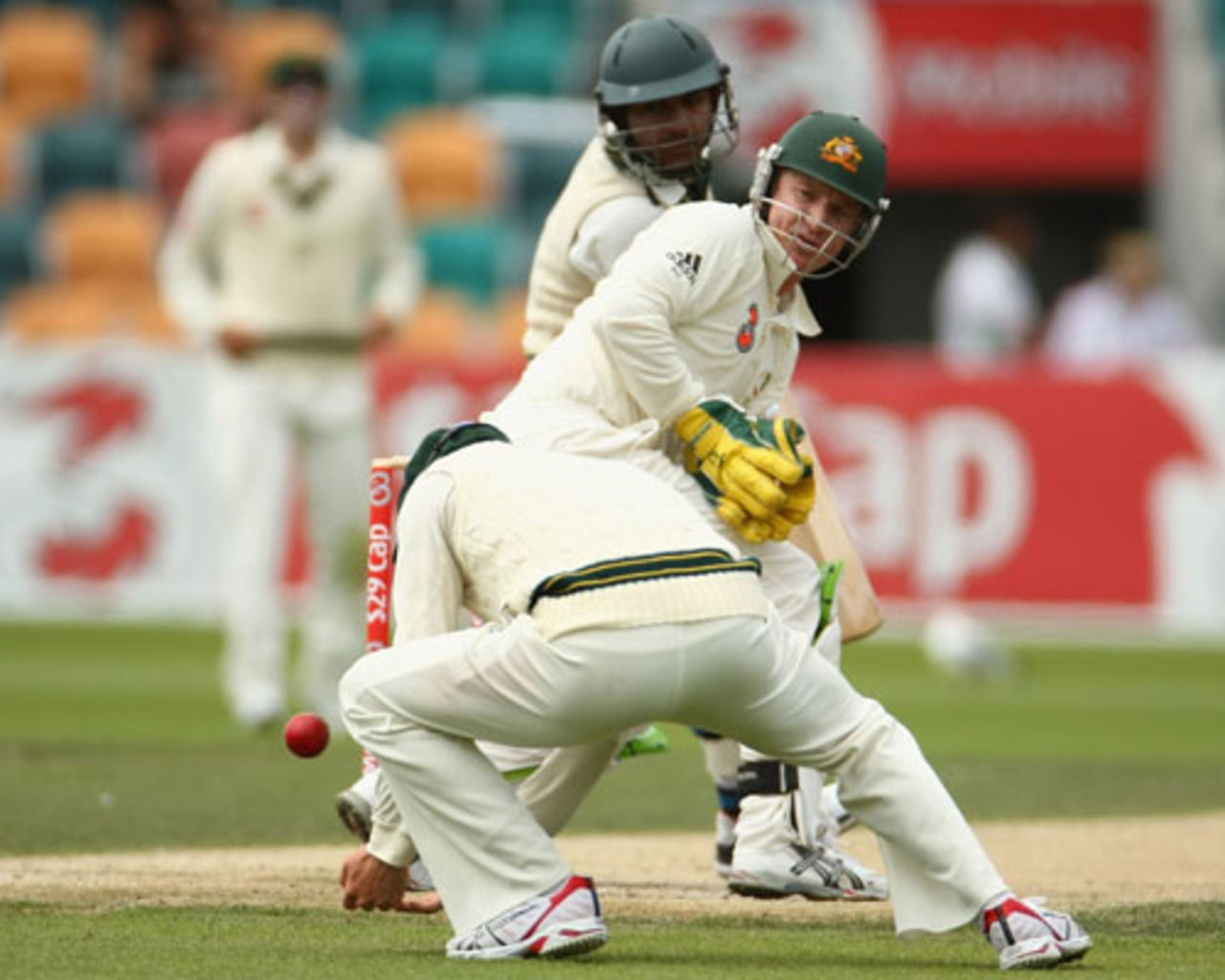 Michael Clarke's take of Sarfraz Ahmed bounced off his shoe before he grabbed control, 3rd Test, Australia v Pakistan, 5th day, Hobart, January 18, 2010
