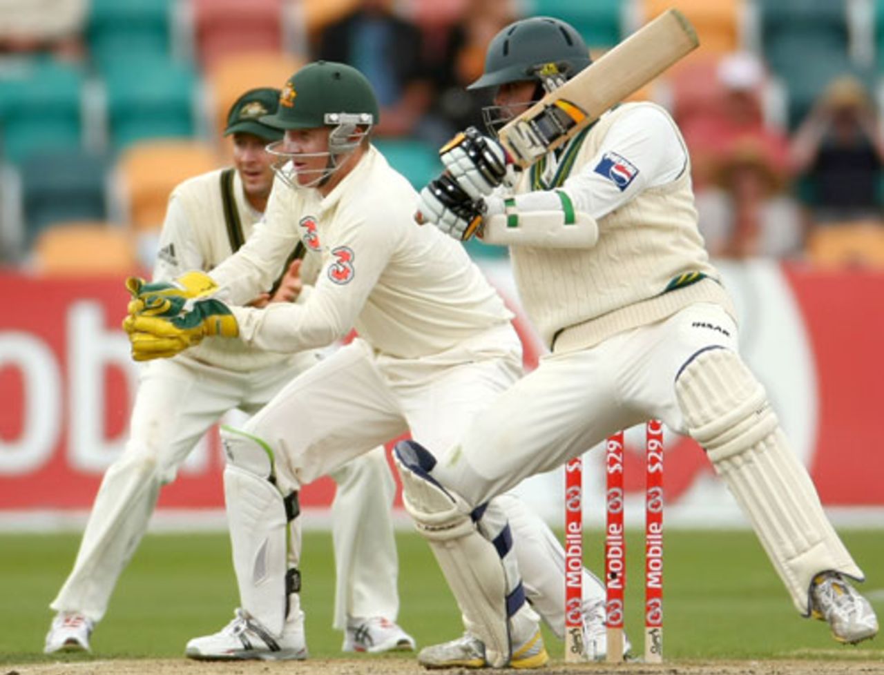 Khurram Manzoor cuts hard on the way to his half-century, 3rd Test, Australia v Pakistan, 5th day, Hobart, January 18, 2010