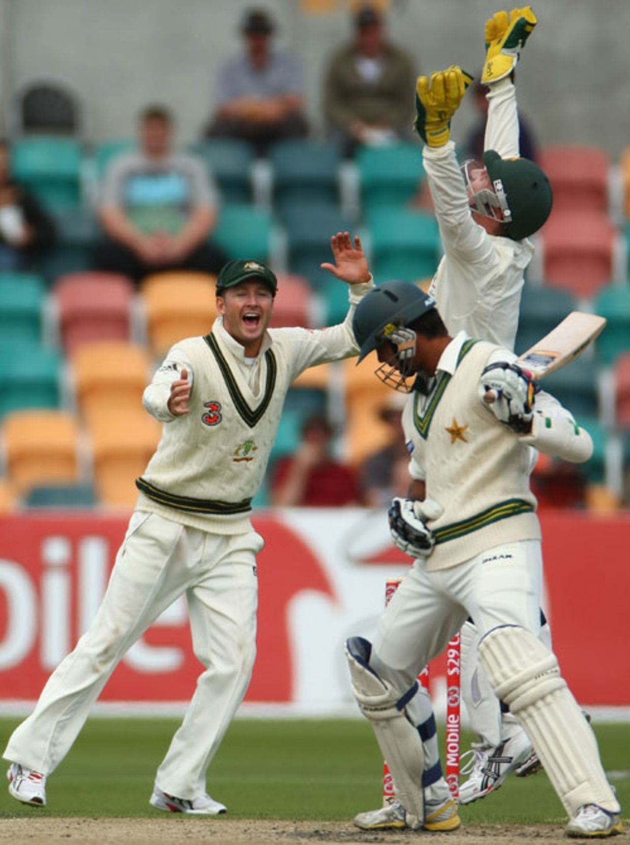 Brad Haddin is ecstatic at his fine take to remove Khurram Manzoor, 3rd Test, Australia v Pakistan, 5th day, Hobart, January 18, 2010