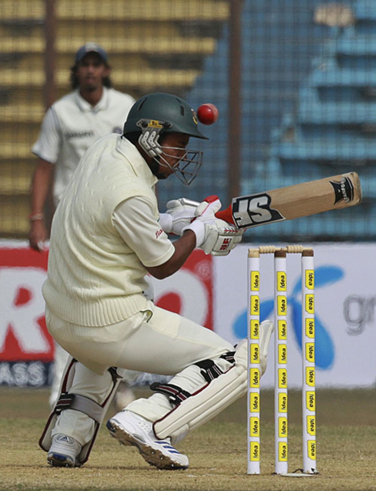 Raqibul Hasan faces up to the short stuff, Bangladesh v India, 1st Test, Chittagong, 3rd day, January 19, 2010 