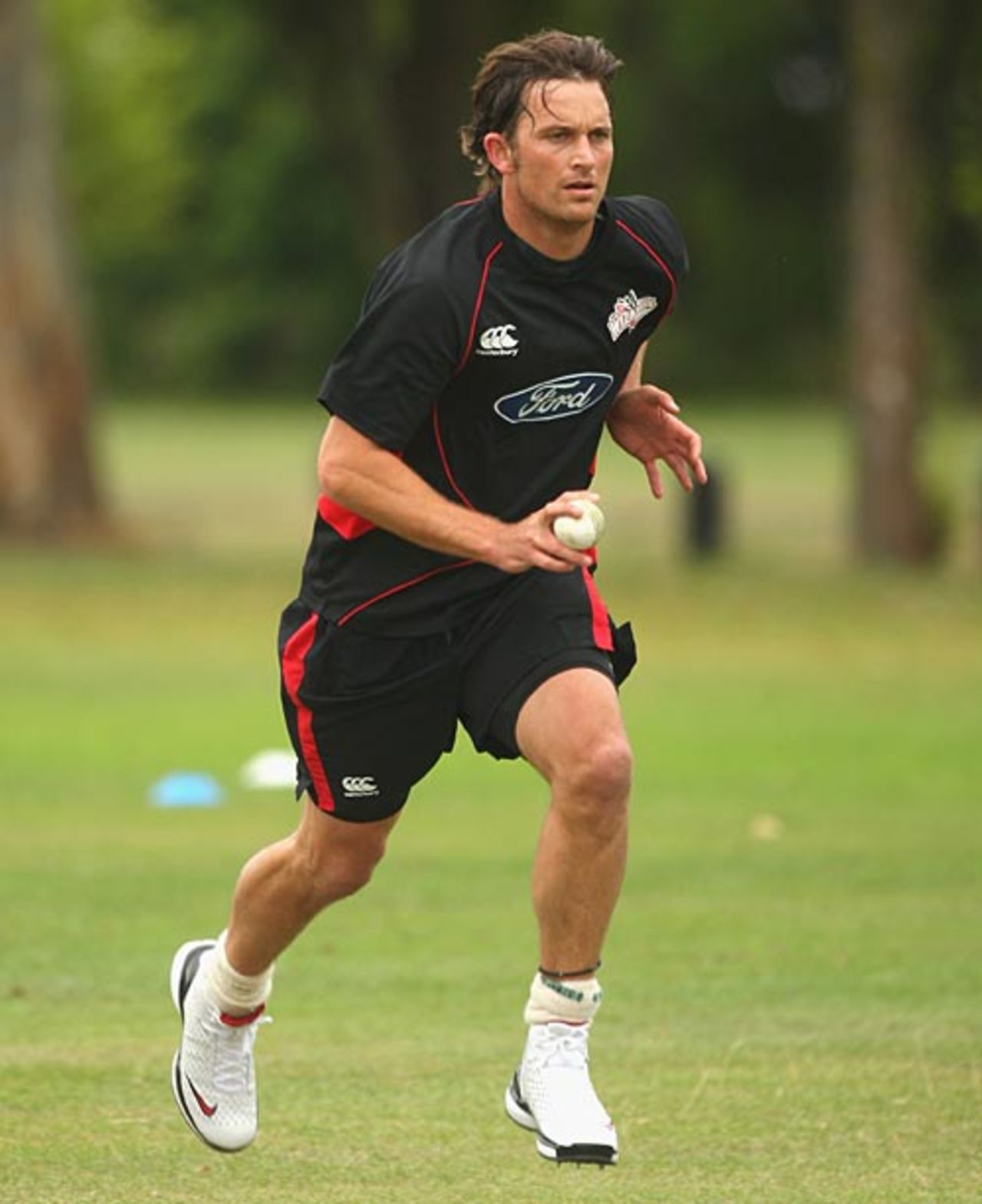 Shane Bond runs in to bowl, Christchurch, January 20, 2010