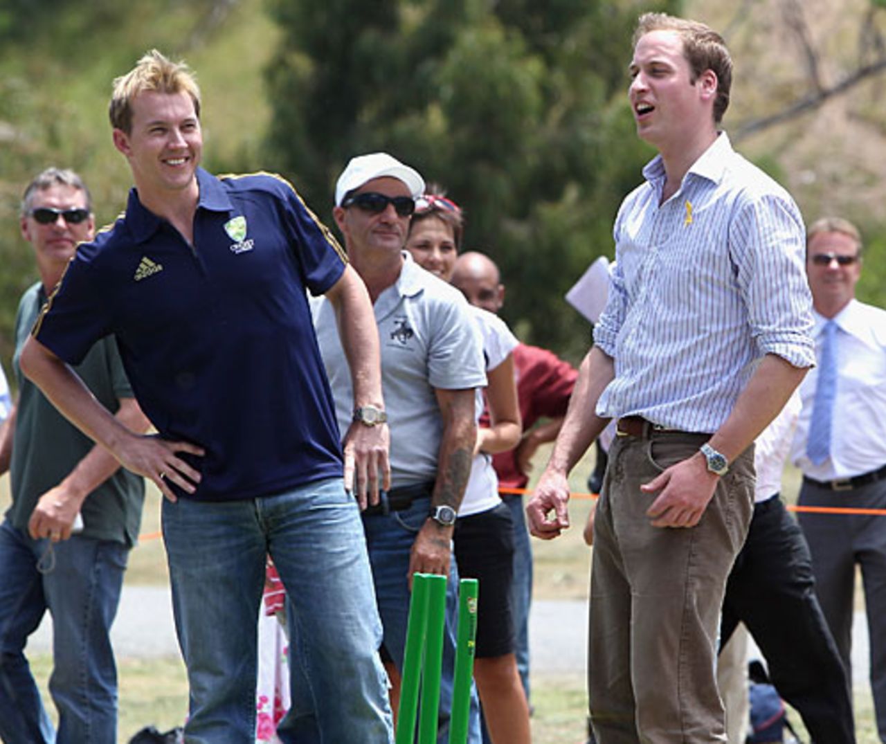 Brett Lee watches Prince William's reactions after a delivery, Melbourne, January 21, 2010