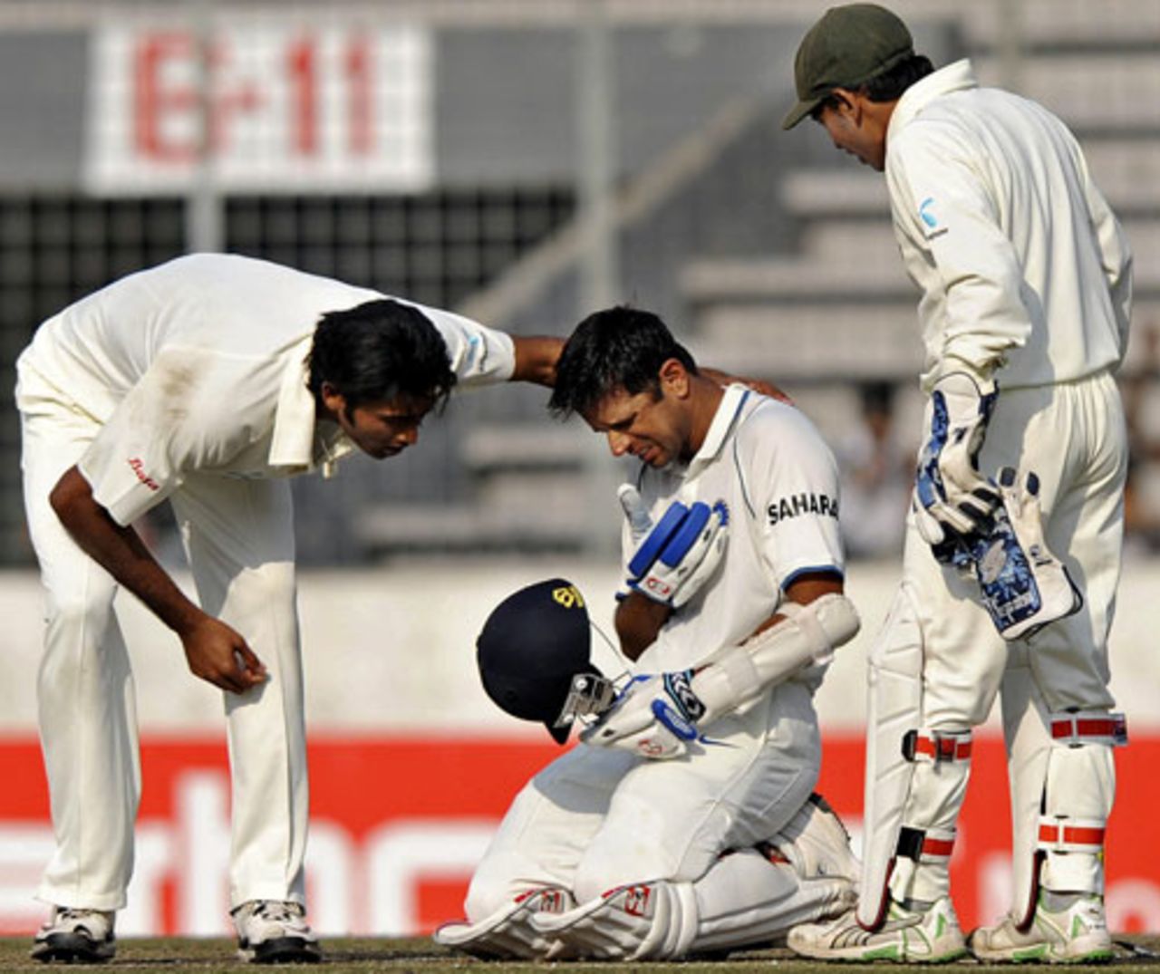 Rahul Dravid is in serious pain after being hit, as the bowler Shahadat Hossain and keeper Mushfiqur Rahim look on, Bangladesh v India, 2nd Test, Mirpur, 2nd day, January 25, 2010