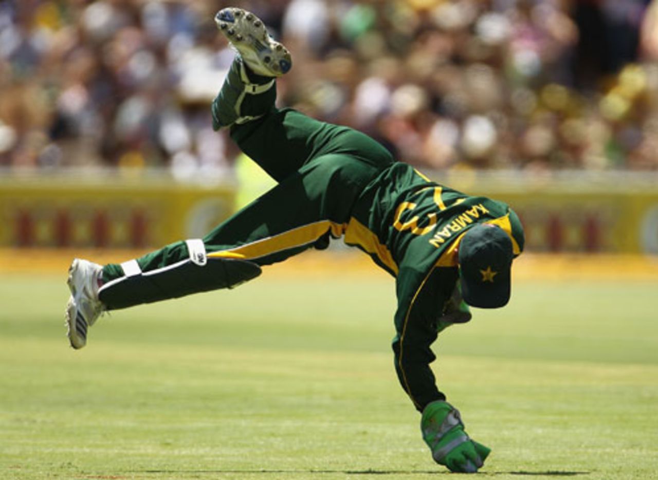 Kamran Akmal shows some style behind the stumps, Australia v Pakistan, 3rd ODI, Adelaide, January 26, 2010