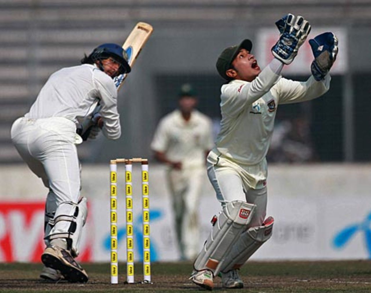 Mushfiqur Rahim prepares to catch Ishant Sharma, Bangladesh v India, 2nd Test, Mirpur, 3rd day, January 26, 2010